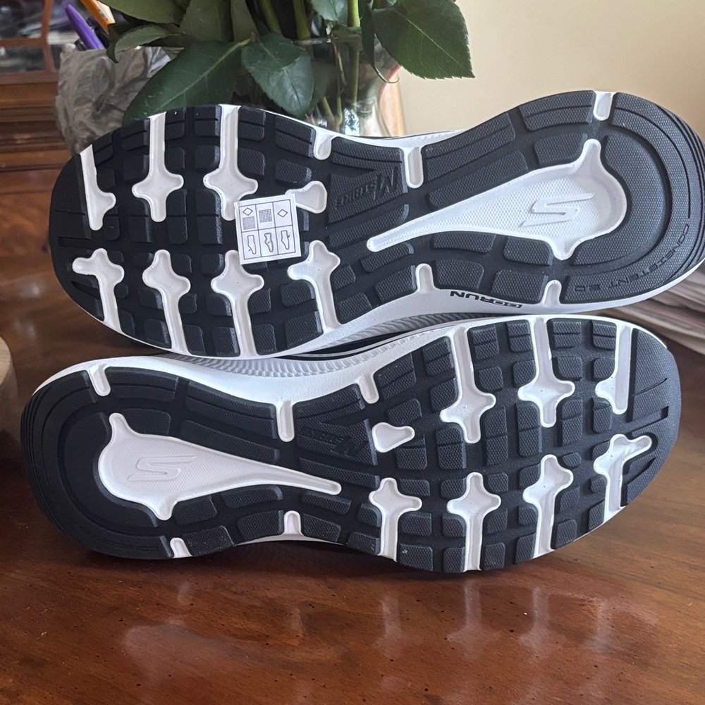 Skechers Black and White Mesh Slip-in Sneakers 9.5 - Picture 5 of 9